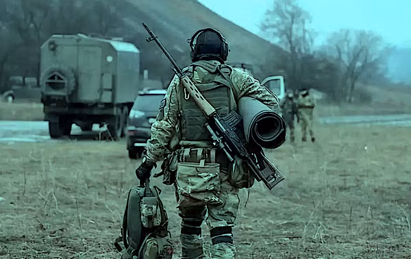 Nhưng tình hình bây giờ là gì? Khi 300.000 người được Quân đội Nga huy động, đã trải qua giai đoạn huấn luyện cần thiết và có thể tham chiến bình thường. Ngoài ra còn có các binh sĩ hợp đồng tại ngũ, dân quân Donbass, lính đánh thuê Wagner, vệ binh Chechnya…Do vậy quân chiến đấu mặt đất của Nga, đã tăng lên 600.000 người, gấp ba lần giai đoạn đầu cuộc chiến.