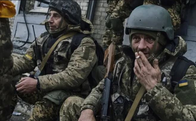 Trong bối cảnh đó, Quân đội Ukraine chỉ có thể lựa chọn lấy số lượng bù chất lượng, và nhanh chóng mở rộng lên khoảng 100 lữ đoàn tác chiến. Cùng với đó là tư tưởng không muốn từ bỏ bất kỳ điểm nào trên tiền tuyến, chỉ cần điểm này bị đe dọa, Quân đội Ukraine sẽ điều động lực lượng dự bị để tiếp viện.