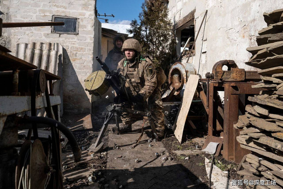 "Vũ khí ma thuật lớn nhất" của Quân đội Ukraine như đã đề cập từ đầu, đó là chiến thuật kiên quyết “giữ đất” trên toàn mặt trận, để tiêu hao và làm suy yếu quân Nga; và nó vẫn tồn tại cho đến tận bây giờ. Cần phải nói rằng trong giai đoạn trước, chiến lược "phòng thủ" của Ukraine đã đạt được một số mục đích nhất định, đó là làm phá sản chiến thuật “đánh nhanh, thắng nhanh” của Nga.