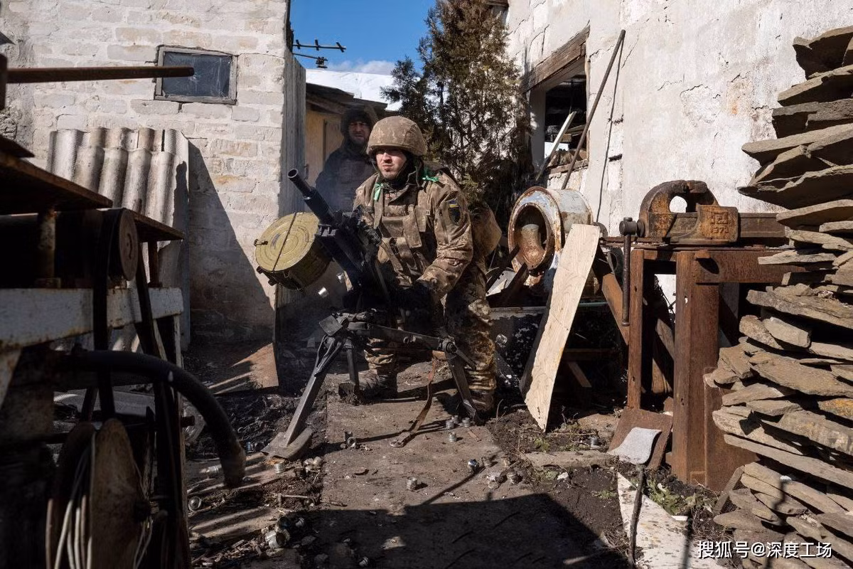 "Vũ khí ma thuật lớn nhất" của Quân đội Ukraine như đã đề cập từ đầu, đó là chiến thuật kiên quyết “giữ đất” trên toàn mặt trận, để tiêu hao và làm suy yếu quân Nga; và nó vẫn tồn tại cho đến tận bây giờ. Cần phải nói rằng trong giai đoạn trước, chiến lược "phòng thủ" của Ukraine đã đạt được một số mục đích nhất định, đó là làm phá sản chiến thuật “đánh nhanh, thắng nhanh” của Nga.