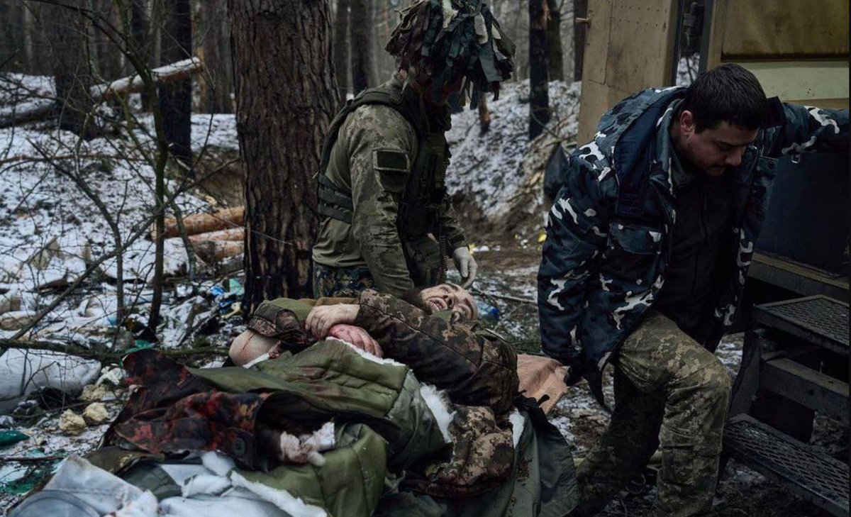 Mặc dù Quân đội Ukraine cũng chịu thương vong nặng nề trong giai đoạn này và phải triệt thoái khỏi hai thành phố song sinh quan trọng của vùng Donbass là Severodonetsk và Lysychansk; nhưng Quân đội Nga đã chịu tổn thất đáng kể và rất kiệt quệ, sau đó bước vào giai đoạn tạm dừng tiến công, củng cố lực lượng. 