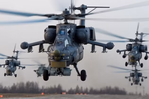 Trong khi đó, các vệ tinh của phương Tây đã phát hiện ít nhất 50 máy bay trực thăng của Không quân Nga, tại căn cứ không quân Donuzlav trên bán đảo Crimea. Lưu ý đây là số trực thăng tương đối lớn, có thể làm xoay chuyển cục diện một hướng chiến đấu lớn.