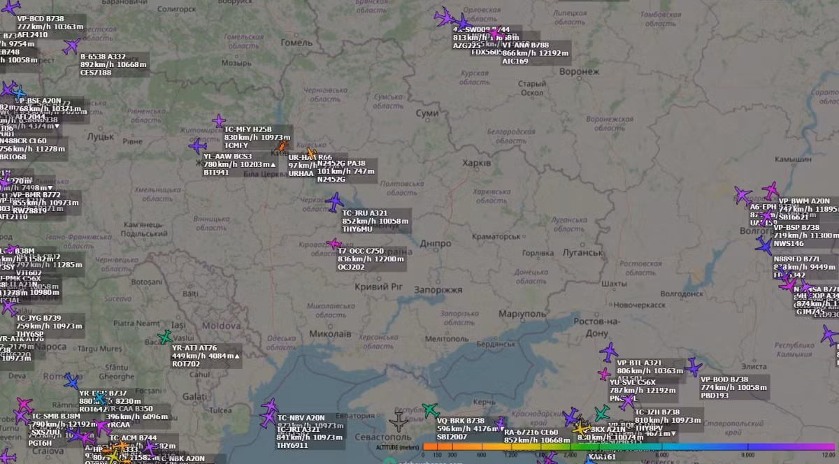 Theo cư dân địa phương, âm thanh của động cơ phản lực có thể được nghe thấy từ khu vực Donetsk; mặc dù theo dữ liệu của nguồn ADS-B Exchange, không có chuyến bay nào được quan sát thấy ở vùng lân cận Donbass.