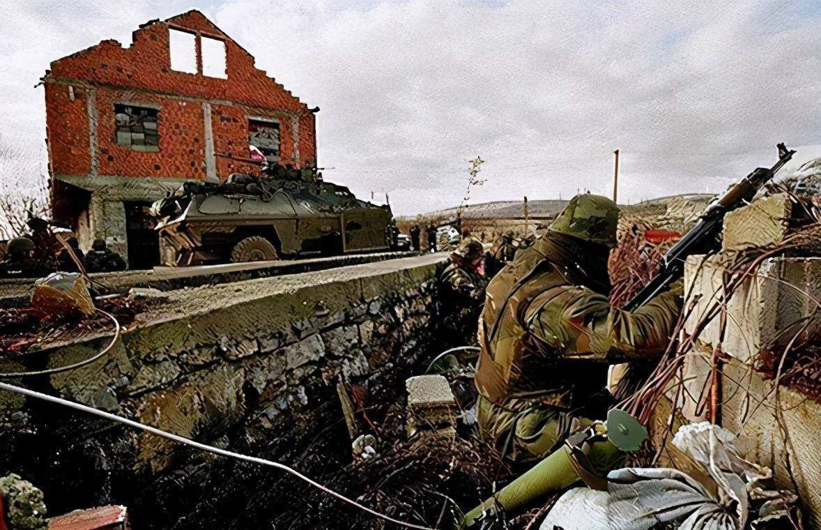 Điều tệ hại hơn là mệnh lệnh chỉ huy từ trên xuống dưới của Quân đội Ukraine tại đây đã bị tê liệt; nhiều quân nhân và đơn vị Ukraine chống lệnh chỉ huy. Việc cung cấp vũ khí, đạn dược, nhiên liệu và các nguồn cung cấp khác bị cắt đứt hoàn toàn.