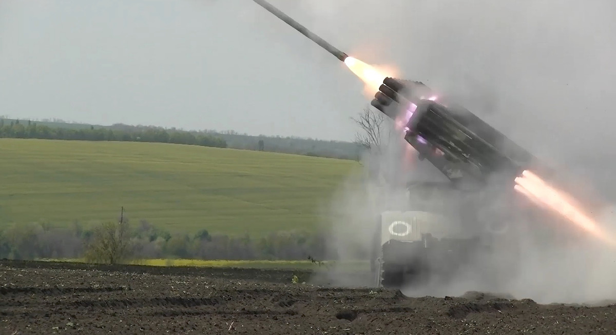 Tỉnh trưởng Lugansk Serhiy Gaidai kêu gọi dân thường sớm sơ tán khỏi Lysychansk, nhấn mạnh tình hình tại thành phố "rất khó khăn" và thành phố này đã chịu nhiều thiệt hại do các đợt pháo kích của Nga, nhưng không cho biết, hiện còn khoảng bao nhiêu dân thường đang bám trụ trong thành phố.
