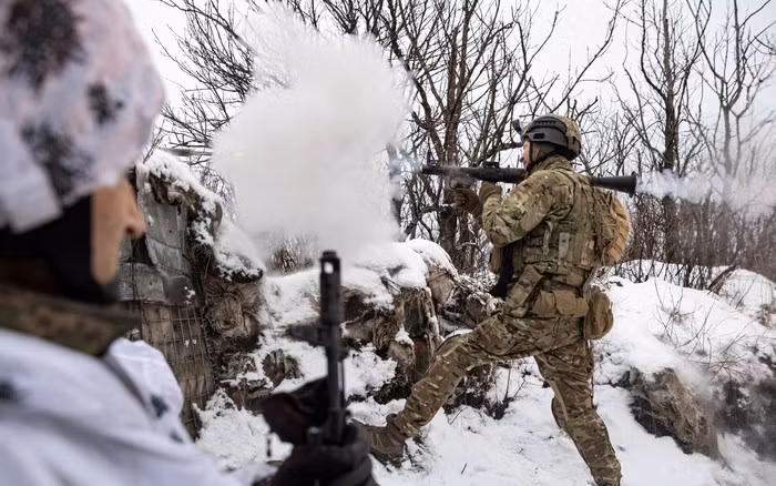 Trước đó chỉ huy Quân đội Ukraine, nghiêm cấm các lực lượng của họ đang phòng thủ ở Bakhmut rời khỏi thành phố. Lệnh như vậy đã được đích thân Tổng thống Ukraine Zelensky đưa ra, do ông lo ngại rằng, việc triệt thoái khỏi thành phố, sẽ là một đòn giáng nghiêm trọng vào hình ảnh của ông cả ở trong nước và phương Tây. 