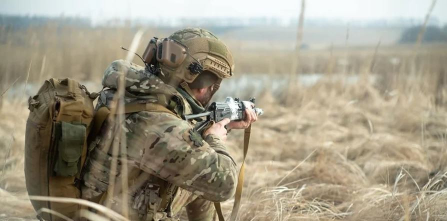 Vào ban đêm, bộ binh Ukraine xuất hiện từ các đường hầm và tầng hầm và mở cuộc phản công chống lại quân Nga đang tiến vào thành phố. Ở ngoại ô thành phố, quân Ukraine bắt đầu phản công quân Nga, chiếm lại các vị trí dọc theo khu mỏ số 9 và đường trục T0504. Tuy nhiên các đợt tấn công của RFAF vào Chasiv Yar vẫn liên tục. Bước sang tháng 11, nhiều mũi đột kích của RFAF đã tiến vào thành phố. 