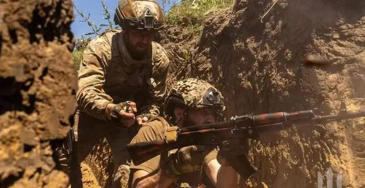 Chiến dịch tấn công thành phố Chasov Yar ở tỉnh Donetsk, đến này đã diễn ra được 5 tháng (bắt đầu từ tháng 7), khi Quân đội Nga chiếm được tiểu khu vực kênh đào và tiến đến vùng ngoại ô Chasov Yar. Từ đó giao tranh đã diễn ra liên tục.