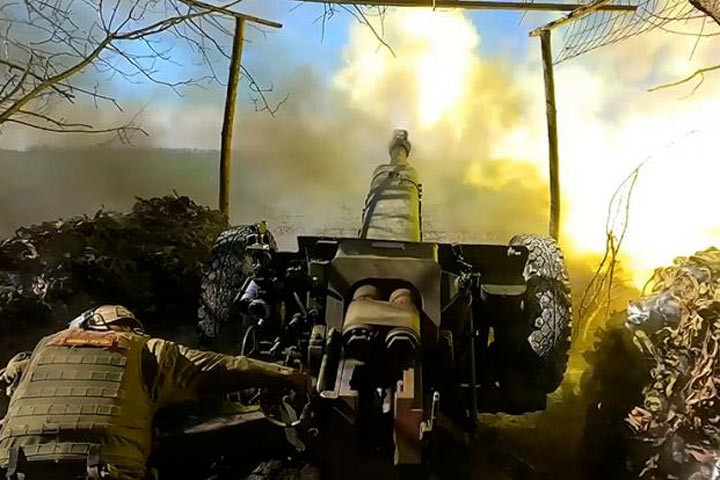 RFAF có lợi thế vượt trội về hỏa lực, họ tiếp tục sử dụng pháo hạng nặng “làm mềm” chiến trường, mục tiêu chủ yếu là những cơ sở hạ tầng quan trọng như cầu và đường, để hạn chế khả năng cơ động của AFU. Nếu cuộc bao vây thành công, Chasov Yar có thể thất thủ trong vòng vài tuần, trừ khi AFU tiến hành một cuộc phản công đáng kể. 