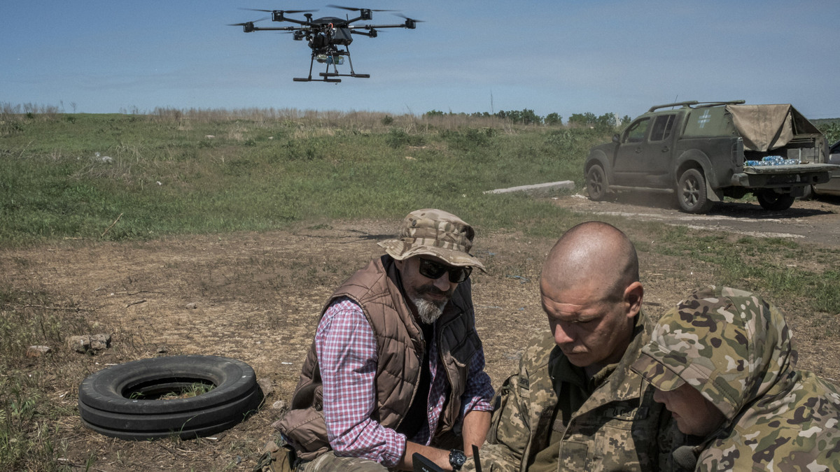 Do thiếu hỏa lực pháo binh và không có lực lượng không quân, AFU phải sử dụng UAV 4 trục cải tiến cỡ lớn, để liên tục thả mìn chống tăng TM-62 và mìn sát thương lớn, nhằm phá hủy xe thiết giáp và bộ binh Nga, ẩn nấp trong các cánh rừng, nhằm ngăn chặn các cuộc tấn công xâm nhập của RFAF.