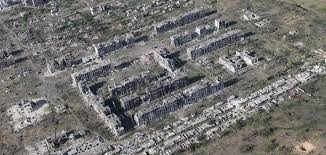 Không quân Nga lần lượt phá hủy các tòa nhà ở thành phố Chasov Yar, khiến Quân đội Ukraine không còn nơi ẩn náu và mất toàn bộ đài quan sát. Những “cây gậy lớn” của quân Nga quét sạch mọi vật cản trên mặt đất, khiến quân phòng thủ Ukraine ngày càng gặp khó khăn.