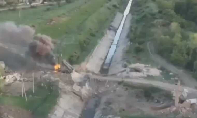 Quân đội Ukraine (AFU) dựa vào kênh đào Siverskyi Donets - Donbass, như một chiến hào khổng lồ, bố trí thế trận phòng thủ hoàn hảo, kiên quyết ngăn chặn Quân đội Nga (RFAF) đột phá về phía tây thành phố. Còn RFAF cũng đạt đến trình độ tấn công đỉnh cao.