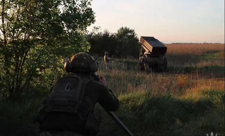 Sau khi bom dẫn đường FAB của Nga phá hủy các tòa nhà, họ bắt đầu sử dụng đạn cháy 9M22S, được bắn đi từ pháo phản lực phóng loạt BM-21 Grad. Một tên lửa 9M22S có thể đốt cháy một khu vực có diện tích 80×80 mét. Sau khi quân Nga bắn hàng nghìn quả đạn cháy, bộ binh AFU phải rút xuống ẩn náu dưới tầng hầm.