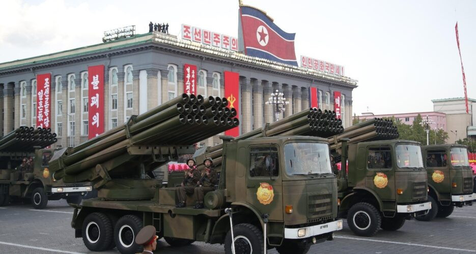 Trang Topwar cũng cho biết, loại pháo phản lực phóng loạt (MLRS) M1991 cỡ nòng 240 mm của Triều Tiên, mới đây đã được phát hiện trong Lực lượng vũ trang Nga. Điều này cũng gây ra những cuộc tranh luận gay gắt trong người dân Ukraine.