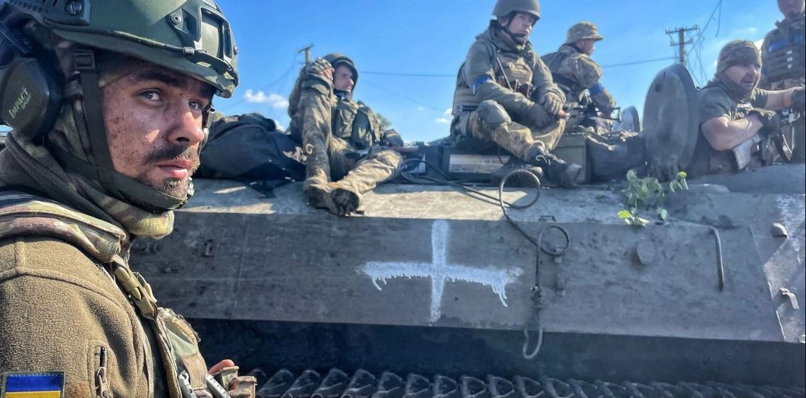 "Có thể nói, quân Nga đã giành lại quyền kiểm soát làng Rabotino, nhưng ngôi làng về cơ bản vẫn nằm trong vùng xám. Chúng ta cần phải đẩy kẻ thù đi xa hơn", ông Rogov nói. Ông cũng cho biết, ông không thể hiểu tại sao quân Ukraine cố gắng bám lấy ngôi làng, để bị Nga trút hỏa lực vào đó.