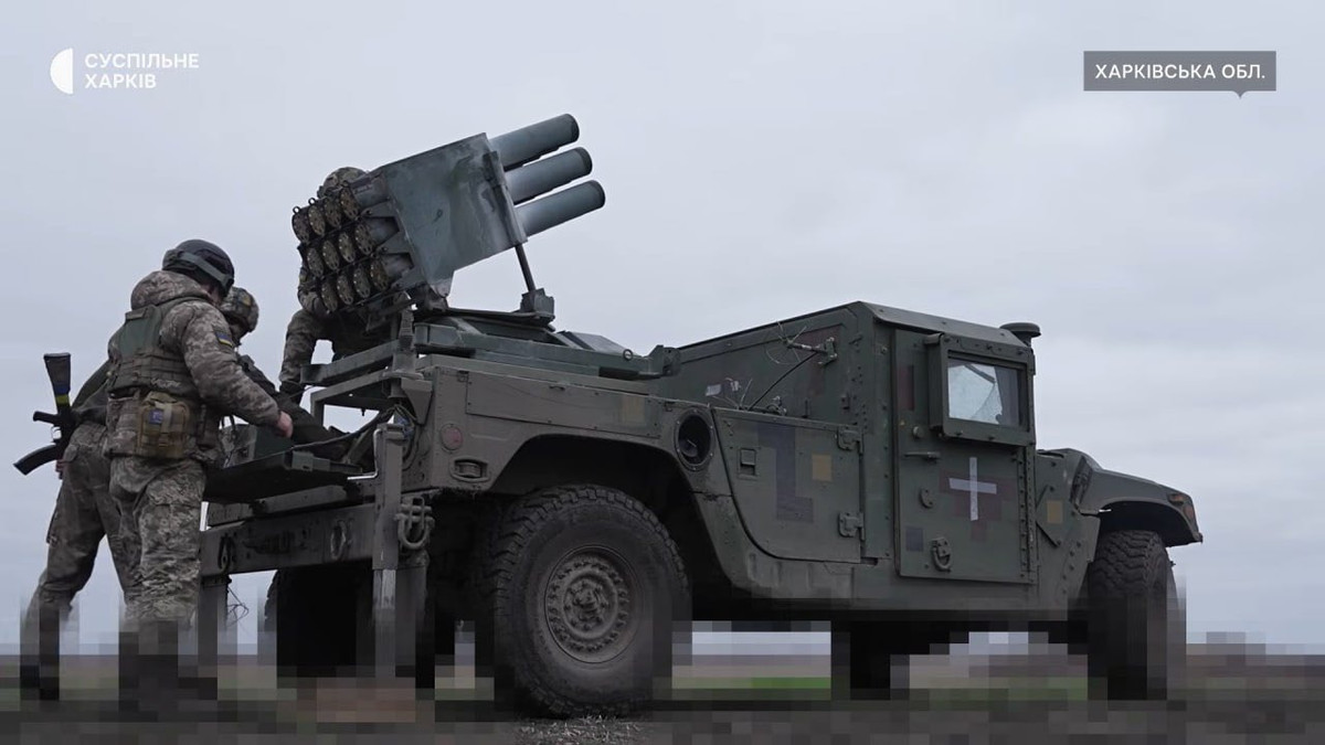 Việc tích hợp pháo phản lực RAK-SA-12 lên xe địa hình Humvee cũng không phải có gì là mới, bởi xe Humvee, bản chất là khung sườn có thể bố trí nhiều loại vũ khí, khí tài. Tại khu vực Trung Đông, pháo phản lực Type 63 cũng được các lực lượng nổi dậy lắp lên các loại xe vận tải, mang lại khả năng cơ động tốt hơn cho loại pháo xe kéo này.