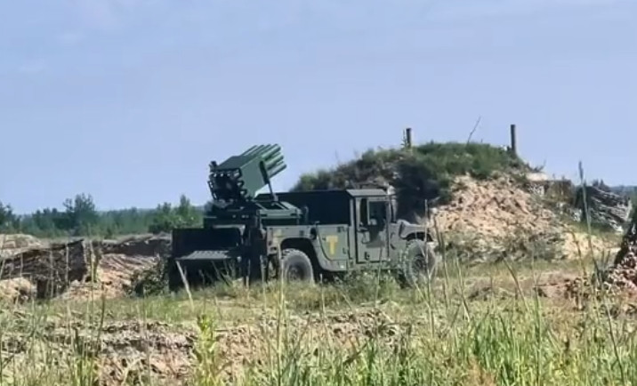 Việc sử dụng RAK-SA-12, kết hợp với các khí tài trinh sát hiện đại và và hệ thống điều khiển hỏa lực tiên tiến, giúp tăng độ chính xác và hiệu quả của các cuộc tấn công. Do xe Humvee tích hợp nhiều cảm biến và có máy thông tin hiện đại, giúp khẩu đội tiếp nhận và xử lý thông tin theo thời gian thực, chọn mục tiêu và hiệp đồng với các đơn vị khác. 