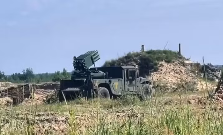 Việc sử dụng RAK-SA-12, kết hợp với các khí tài trinh sát hiện đại và và hệ thống điều khiển hỏa lực tiên tiến, giúp tăng độ chính xác và hiệu quả của các cuộc tấn công. Do xe Humvee tích hợp nhiều cảm biến và có máy thông tin hiện đại, giúp khẩu đội tiếp nhận và xử lý thông tin theo thời gian thực, chọn mục tiêu và hiệp đồng với các đơn vị khác. 