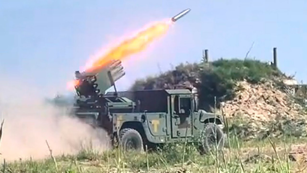 Pháo phản lực RAK-SA-12 có thể bố trí trên nhiều loại xe vận tải khác nhau, nhằm tăng cường tính linh hoạt của nó. Trong trường hợp bố trí trên xe địa hình Humvee, bệ phóng trở nên cơ động hơn, có khả năng di chuyển nhanh qua nhiều địa hình khác nhau và cung cấp hỏa lực hỗ trợ ngay cả ở những khu vực khó tiếp cận.