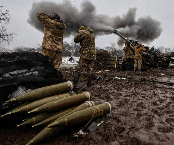 Trong hơn 6 tháng giao tranh, Bakhmut và các khu vực lân cận gần như bị san bằng bởi hỏa lực pháo binh của cả hai bên, nhưng quân đội Nga và Ukraine vẫn tiếp tục vật lộn giữa đống đổ nát. 