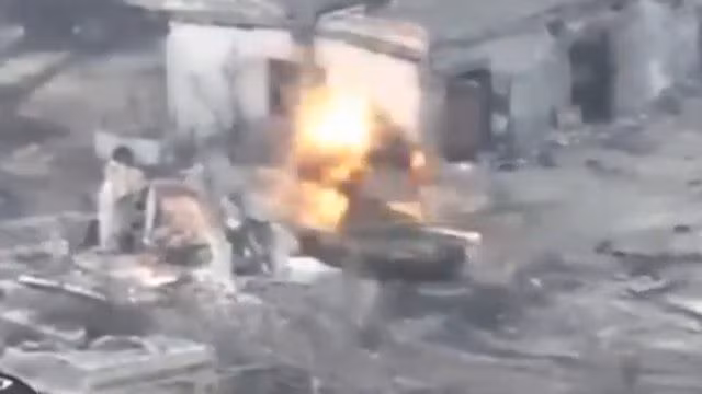 Ngoài ra, ở khoảng cách hơn 20km tính từ tiền tuyến, một máy bay không người lái cảm tử Nga đã đánh trúng khoang sau của tháp pháo một chiếc xe tăng của Ukraine, khiến đạn phát nổ làm xe tăng bị phá hủy ở khu vực Zelenyi Gai. 