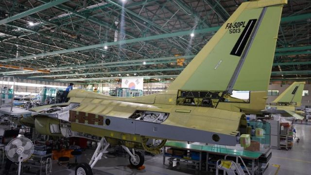 Với trọng tâm vững chắc vào sự hợp tác, AOI đang hợp tác chặt chẽ với Lực lượng Vũ trang Ai Cập và các đối tác quốc tế, để thiết kế và sản xuất máy bay huấn luyện quân sự tiên tiến trong nước. Yếu tố then chốt trong thành công của AOI là Nhà máy chế tạo máy bay Helwan, một cơ sở đóng vai trò quan trọng trong việc cung cấp nhiều mẫu máy bay, phù hợp với nhu cầu quốc phòng của Ai Cập.