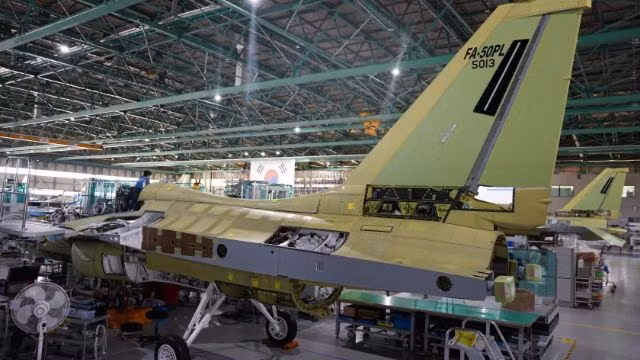 Với trọng tâm vững chắc vào sự hợp tác, AOI đang hợp tác chặt chẽ với Lực lượng Vũ trang Ai Cập và các đối tác quốc tế, để thiết kế và sản xuất máy bay huấn luyện quân sự tiên tiến trong nước. Yếu tố then chốt trong thành công của AOI là Nhà máy chế tạo máy bay Helwan, một cơ sở đóng vai trò quan trọng trong việc cung cấp nhiều mẫu máy bay, phù hợp với nhu cầu quốc phòng của Ai Cập.