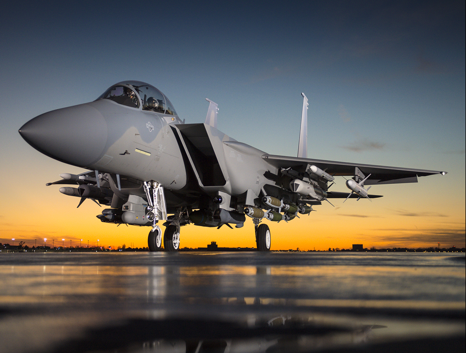 Nhằm biểu thị sự “đoàn kết” với Ukraine, Không quân Mỹ đã triển khai hai nhóm máy bay chiến đấu F-15E ở biên giới với Ukraine; theo truyền thông Nga, cách đây vài ngày, máy bay chiến đấu F-15E của Mỹ đã được triển khai tại các căn cứ không quân ở Romania và Bulgaria.