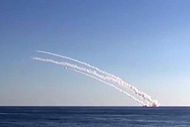 Hơn nữa, các nguồn tin cũng thông báo có nhiều vụ phóng giả tên lửa của các hệ thống tên lửa bờ Bal và Bastion vào chiến hạm Mỹ. Theo chuyên các chuyên gia Nga, đây là một lời cảnh báo trực tiếp tới quân đội Mỹ rằng, trong trường hợp có mối đe dọa đối với công dân Nga trên lãnh thổ của DPR và LPR, Nga sẽ có biện pháp đáp trả ngay lập tức.