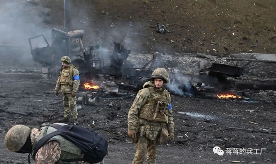 Trong cuộc xung đột Nga-Ukraine đang diễn ra, điểm đáng chú ý là cả hai bên vẫn còn sử dụng rất nhiều vũ khí từ thời Liên Xô; những vũ khí này được thiết kế cho một cuộc chiến tổng lực và đáng được “nghỉ hưu”, nhưng chúng vẫn được sử dụng trong cuộc xung đột của hai quốc gia, từng một thời dưới “mái nhà chung” Liên Xô.