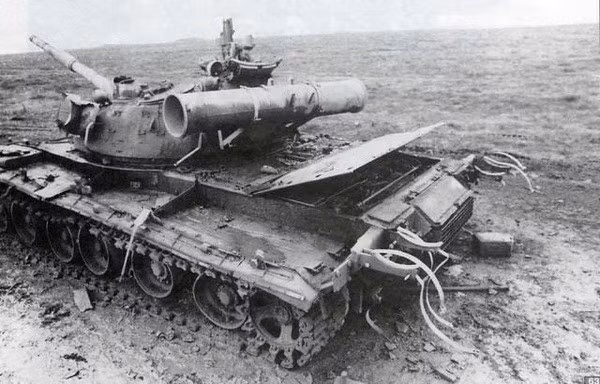 Cuộc thử lửa đầu tiên của T-80 là hoạt động chống nổi dậy ở Chechnya, đã bộc lộ hết những điểm yếu của dòng T-80; nên vào cuối những năm 1990, Nga đã quyết định không tiếp tục sản xuất xe tăng dòng T-80 và vẫn quyết định sử dụng cho đến khi loại biên.