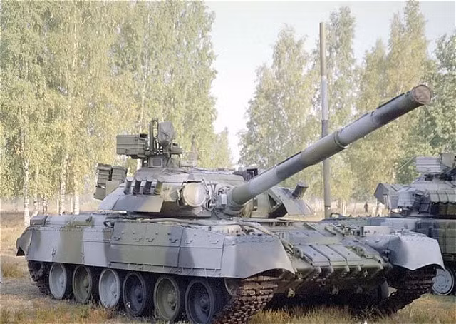 Không chỉ có Nga, Ukraine cũng là nước cộng hòa chính sản xuất xe tăng T-80 ở Liên Xô. Năm 1987, khi Liên Xô vào giai đoạn cuối, Phòng thiết kế Morozov của Ukraine và Nhà máy Maleshev đã phát triển và sản xuất động cơ diesel hai thì 6TD1, thay cho động cơ tuabin khí và có mã hiệu T-80 UD.