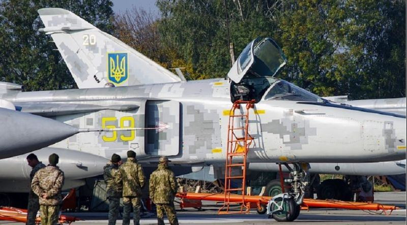 Lý do là những vũ khí này, khi trang bị trên các máy bay do Liên Xô sản xuất, hiện Ukraine sở hữu, chỉ là các phương tiện “chở vũ khí” mà thôi, khi các thông số về mục tiêu phải nạp dưới mặt đất vào bộ nhớ của tên lửa hoặc bom thông qua một thiết bị chuyên dùng của phương Tây viện trợ; chứ không phi công không thể nạp trực tiếp tọa độ mục tiêu vào tên lửa như trên máy bay của phương Tây.