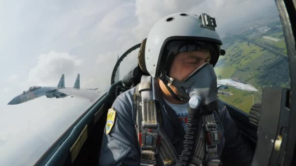 Ví dụ máy bay tiêm kích Su-35 và máy bay tiêm kích bom Su-34, thì Su-35 có thể chịu được mức quá tải lên đến khoảng 9G, trong khi Su-34 đạt tối đa khoảng 7G. So sánh hai loại máy bay, Su-35 nhẹ hơn khoảng 4 tấn khi rỗng và có vũ khí. Đặc biệt là khi Su-34 mang bom đã hạn chế rất nhiều sự cơ động của máy bay.