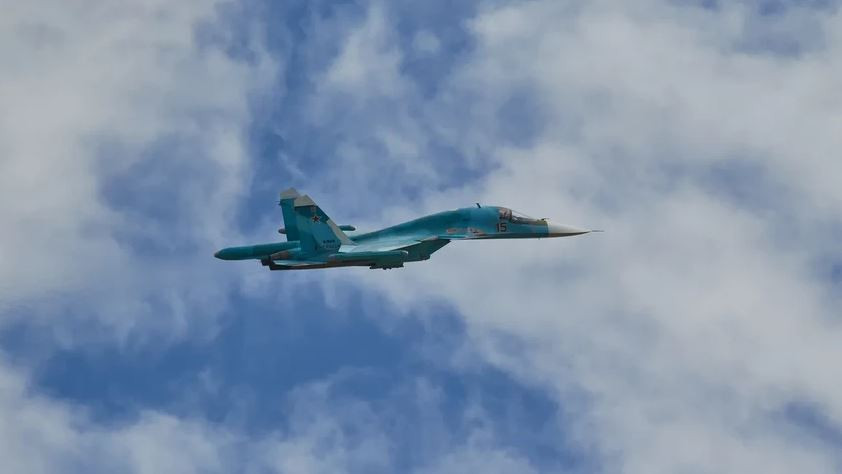 Phóng viên Fedorov đã chia sẻ những thông tin quan trọng của vụ việc, đó là một chiếc tiêm kích bom Su-34 của Lực lượng Không quân chiến thuật Nga trong khi làm nhiệm vụ thả bom ở khu vực chiến tuyến, đã bị tên lửa phòng không Ukraine đã bắn trúng phía sau máy bay ở độ cao hơn 9 km. Vụ tấn công đã khiến một số hệ thống trên máy bay bị hỏng.