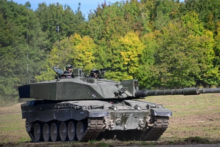 Xe tăng chiến đấu chủ lực Challenger 2 là phương tiện bọc thép hạng nặng, có trọng lượng chiến đấu lớn nhất trên chiến trường Ukraine và cả thế giới. Challenger 2 được trang bị áo giáp nhiều lớp tiên tiến, hệ thống kính ngắm hiện đại và pháo nòng trơn 120mm. 