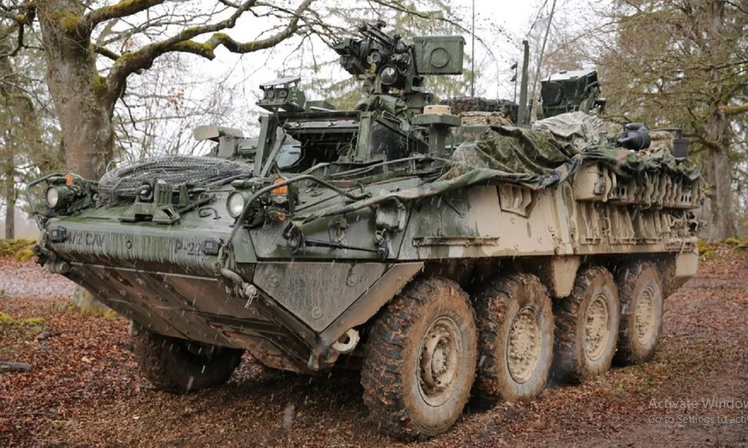 Kíp xe M1126 Stryker bao gồm 2 người (trưởng xe kiêm pháo thủ và lái xe) và có thể chở thêm 9 lính bộ binh với đầy đủ vũ khí chiến đấu. Về vũ khí, Stryker được trang bị một trạm vũ khí điều khiển từ xa M151 Protector, có thể gắn một súng máy 12,7 mm M2 Browning hoặc một súng phóng lựu tự động 40 mm Mk19. Ngoài ra xe còn có ống phóng lựu khói M6 để ngụy trang.