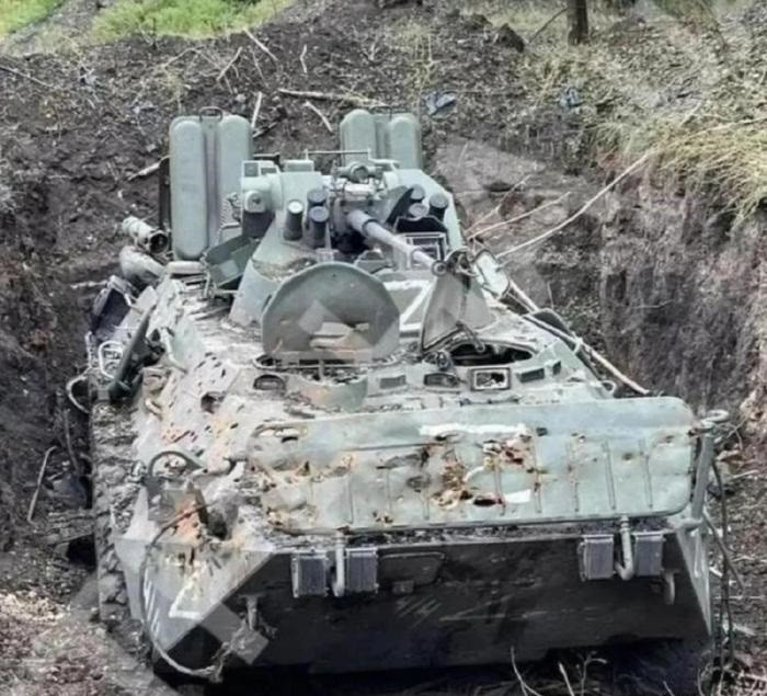 Đồng thời, Bộ Quốc phòng Ukraine cũng công bố video thực chiến sử dụng đạn chùm để ngăn chặn và làm tan rã cuộc tấn công của Nga. Hình ảnh cho thấy một đại đội bộ binh Nga bị UAV trinh sát của Ukraine khóa chặt trên đường cơ động, sau đó quân đội Ukraine bắn đạn chùm 155mm DPICM M483 vào đại đội quân Nga (ảnh xe thiết giáp Nga sau khi bị tấn công bằng đạn chùm của Ukraine).