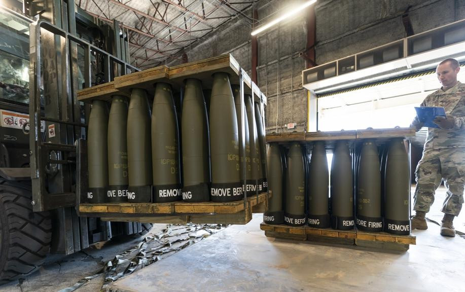 Do đó, quân đội Ukraine luôn bị quân Nga “đàn áp” về hỏa lực pháo binh trên chiến trường, và trong bối cảnh như vậy, buộc Tổng thống Mỹ Biden đã bất chấp áp lực quốc tế, để hỗ trợ Ukraine về bom đạn chùm. Từ quan điểm này, quân đội Nga chắc chắn đang dần lấy lại thế chủ động trên chiến trường.