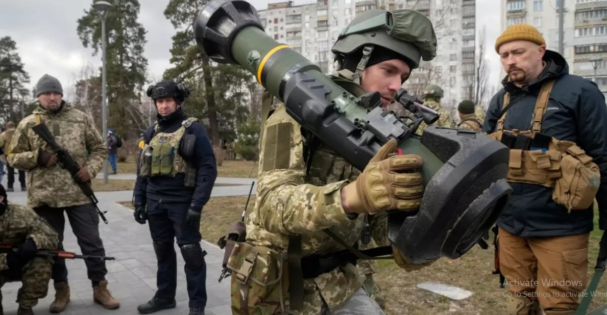 Quân đội Ukraine cũng nhận thấy, cuộc tấn công quy mô lớn của Quân đội Nga ở khu vực miền Đông Ukraine, đang diễn ra một cách bài bản, theo kiểu “tiền pháo – hậu tăng” và những vũ khí như tên lửa chống tăng Javelin hay Stinger khó có thể phát huy hiệu quả trong một cuộc chiến tổng lực như vậy.