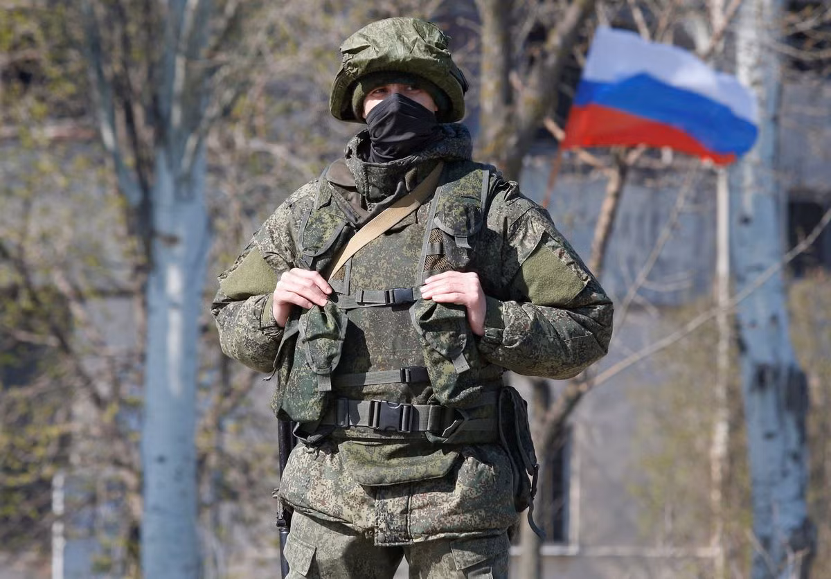 Hiện Quân đội Nga tại các khu vực biên giới phía tây, đã ở trạng thái sẵn sàng chiến đấu rất cao (trạng thái thời chiến); toàn bộ hậu phương, đặc biệt là các tuyến đường vận chuyển được bảo vệ đặc biệt, và Quân đội Ukraine không thể tạo ra các mối đe dọa lớn cho quân Nga, bởi các cuộc tấn công kiểu du kích.