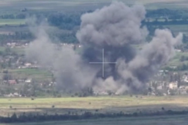 Sputnik cũng dẫn lời ông Kimakovsky, cố vấn người đứng đầu Cộng hòa tự xưng Donetsk (DPR), cho biết trong một cuộc phỏng vấn rằng, Chasov Yar hiện thực sự nằm dưới sự kiểm soát hỏa lực hoàn toàn của Quân đội Nga.