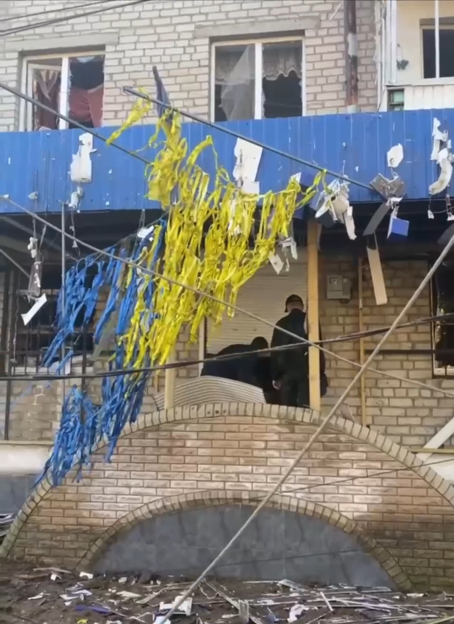 Theo thông báo của phía Ukraine, hiện có khoảng 1.000 thường dân vẫn còn ở lại Chasov Yar. Tuy nhiên, Quân đội Ukraine đang cố gắng đưa những người dân này khỏi các tầng hầm, để xây dựng các công sự chiến đấu ở đó. Ngoài ra, các nhà cao tầng kiên cố được biến thành những ổ đề kháng.