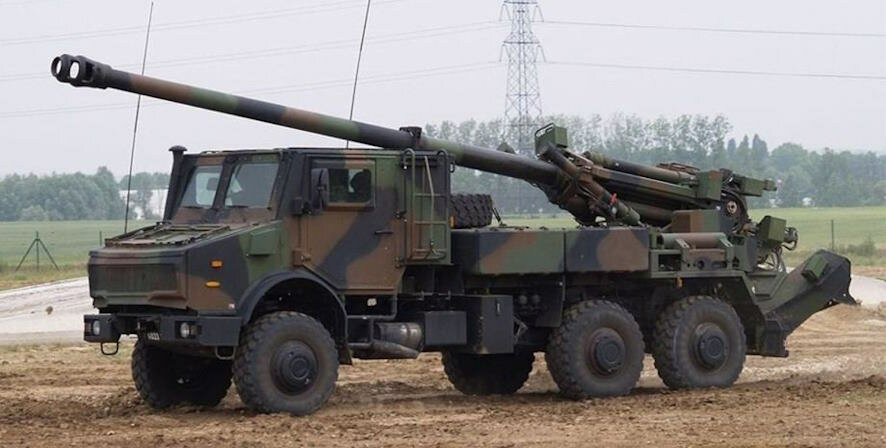 Theo tin tình báo Quân đội Nga, quân Pháp không đến Slavyansk tay không - họ mang theo pháo tự hành bánh lốp CAESAR. Tiểu đoàn pháo binh của lữ đoàn bao gồm 12 đến 15 khẩu CAESAR và một số xe tải Renault có trang bị hỗ trợ.