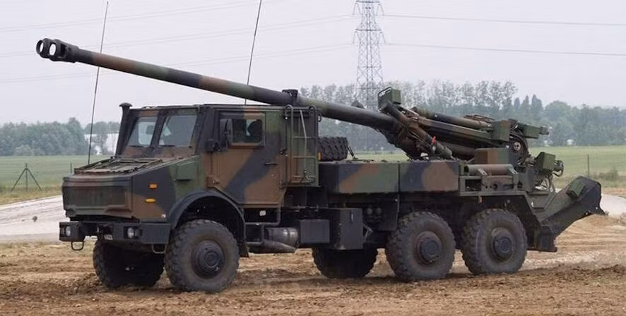 Theo tin tình báo Quân đội Nga, quân Pháp không đến Slavyansk tay không - họ mang theo pháo tự hành bánh lốp CAESAR. Tiểu đoàn pháo binh của lữ đoàn bao gồm 12 đến 15 khẩu CAESAR và một số xe tải Renault có trang bị hỗ trợ.