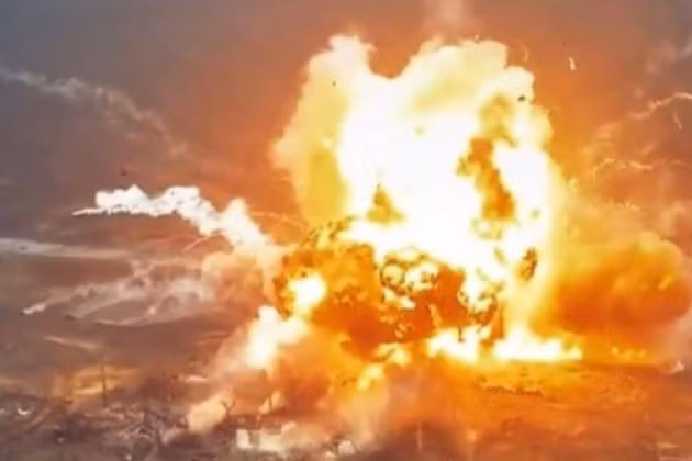 Trên mặt trận Chasov Yar, Quân đội Nga liên tục pháo kích hạng nặng vào thành phố này. Tinh thần của quân Ukraine đang phòng thủ ở đây xuống thấp, mở đường cho lực lượng bộ binh và lính dù tinh nhuệ của Nga chuẩn bị mở cuộc tổng tấn công vào thành phố.