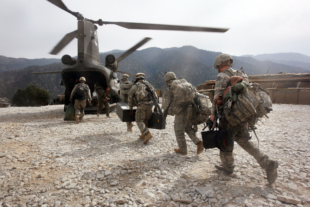 Hỏa lực hạng nặng mạnh nhất của mỗi lữ đoàn chiến đấu đường không chỉ là lựu pháo siêu nhẹ M777 và hỏa lực chống thiết giáp của tiểu đoàn bộ binh, cũng chỉ được trang bị loại tên lửa chống tăng vác vai Javelin. 