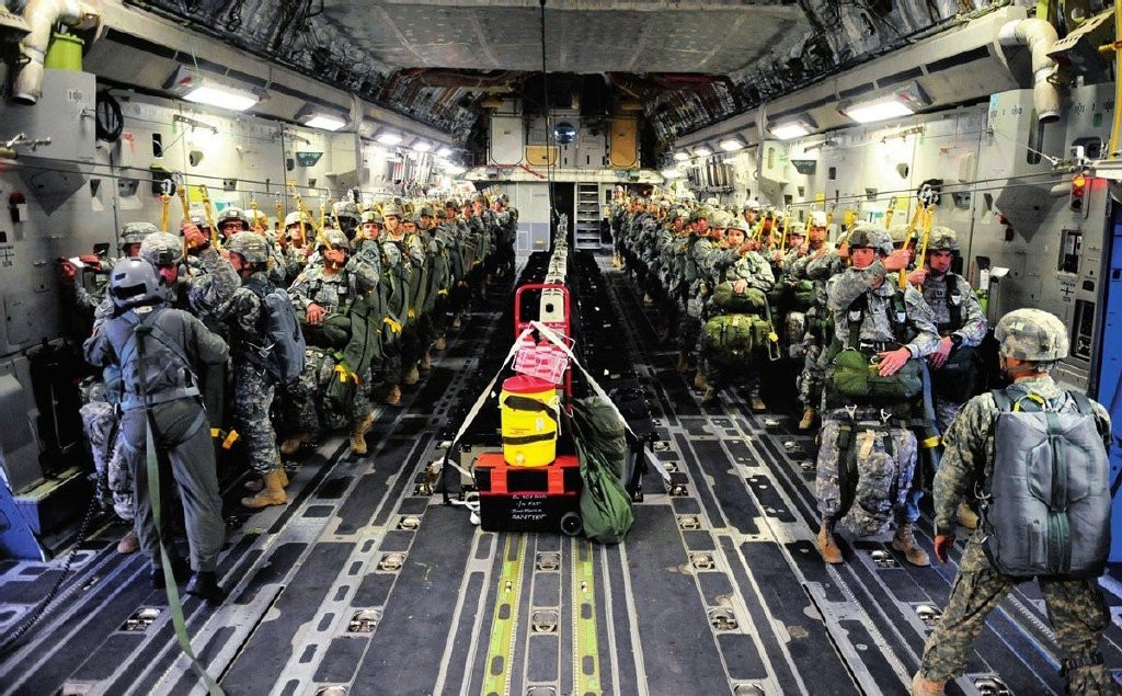 Đầu năm nay, Lầu Năm góc đã triển khai 1.700 binh sĩ của Sư đoàn Dù 82 đến vùng Rzeszow của Ba Lan để đối phó với “tình hình có thể leo thang ở Đông Âu”; vị trí triển khai cũng rât gần với biên giới Ukraine. Mặc dù được triển khai với quy mô lớn hơn, nhưng Sư đoàn ĐBĐK 101 lại khá khác biệt so với Sư đoàn Dù 82 đã được triển khai trước đó.