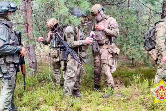 Chúng ta có thể dễ dàng nhận thấy chiến thuật nhóm nhỏ trên là chiến thuật đặc trưng của lính đánh thuê Wagner, với các tổ bộ binh 6 người tiến về phía trước để phát hiện các điểm hỏa lực của quân Ukraine. Trong trường hợp có thương vong nghiêm trọng, họ ẩn nấp tại chỗ và tìm hầm trú ẩn, đợi đợt trinh sát tiếp theo. 