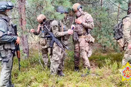 Chúng ta có thể dễ dàng nhận thấy chiến thuật nhóm nhỏ trên là chiến thuật đặc trưng của lính đánh thuê Wagner, với các tổ bộ binh 6 người tiến về phía trước để phát hiện các điểm hỏa lực của quân Ukraine. Trong trường hợp có thương vong nghiêm trọng, họ ẩn nấp tại chỗ và tìm hầm trú ẩn, đợi đợt trinh sát tiếp theo. 